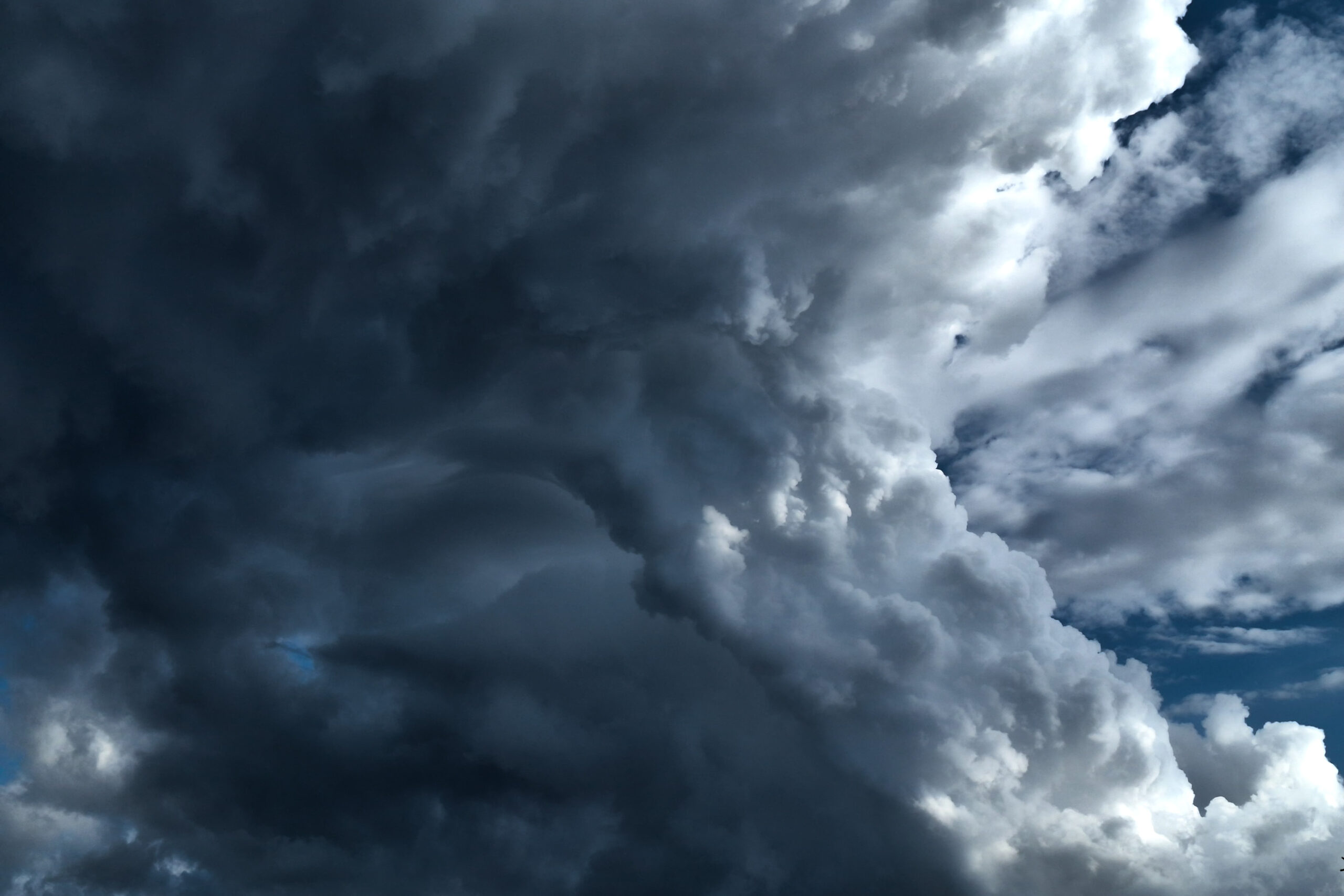 Saabunud torm näitas võimu. Tormine ilm.